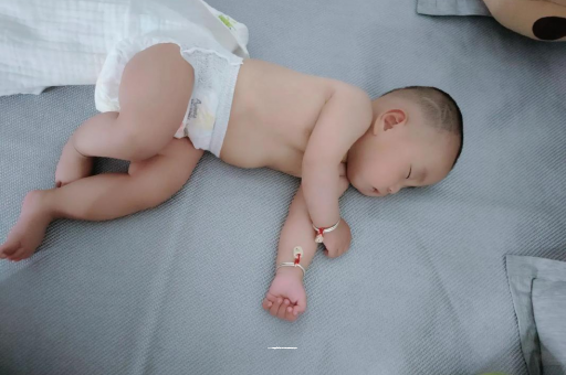 淮滨宝宝拍嗝的正确方法